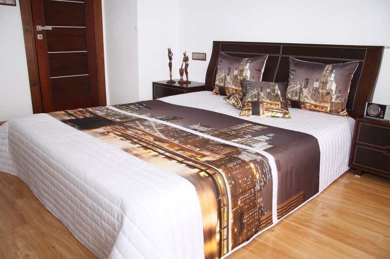 Přehoz na postel bílé barvy s motivem večerního města Šířka: 220 cm | Délka: 240 cm