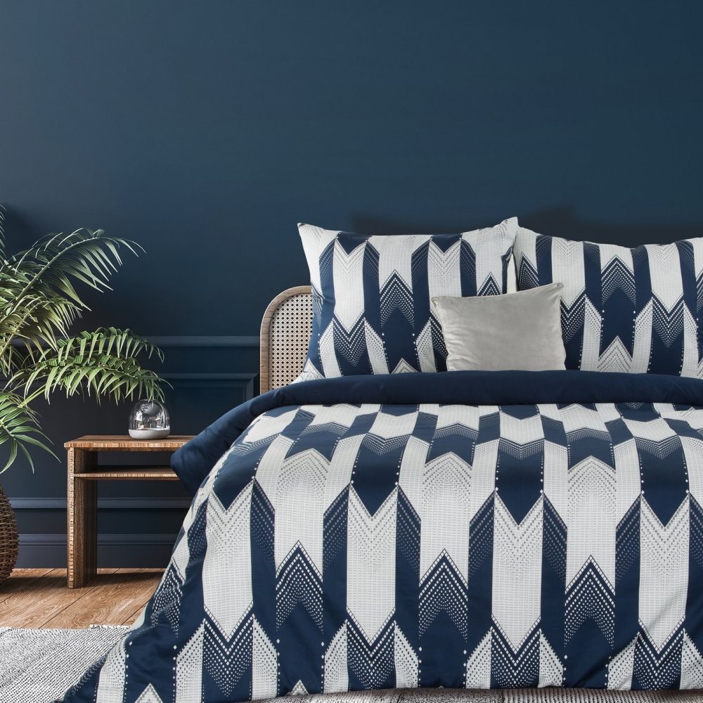 Set de cearșafuri din bumbac PALERMO decorate cu un motiv geometric în culorile albastru și alb 3 părți: 1 buc 200x220 + 2 buc 70x80