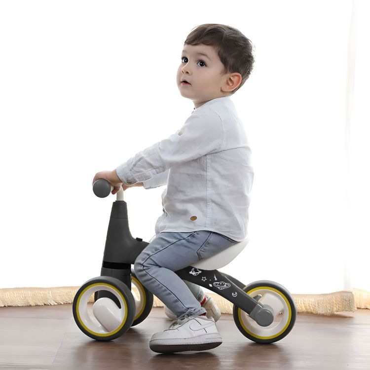 Scuter pentru copii în negru cu design spațial