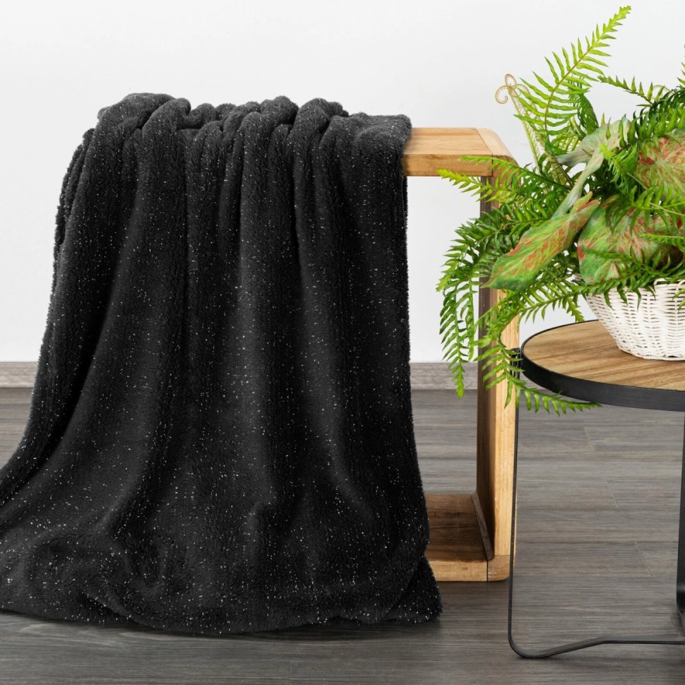 Luxusnéflanelovádekaselegantnoustriebornouniťou-čiernaŠírka:150cm|Dĺžka:200cm