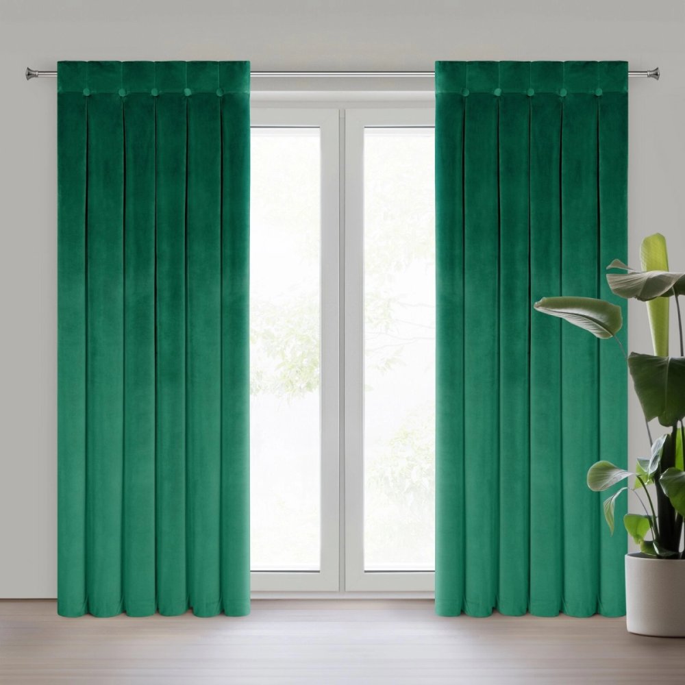 ZelenýzamatovýzávessozdobnýmprešívanímagombíkmivhornejčastiŠírka:80cm|Dĺžka:250cm