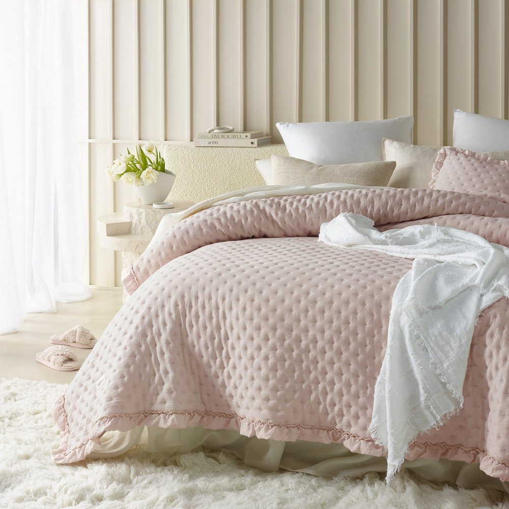 Világos rózsaszín ágytakaró Molly fodorral 200 x 220 cm