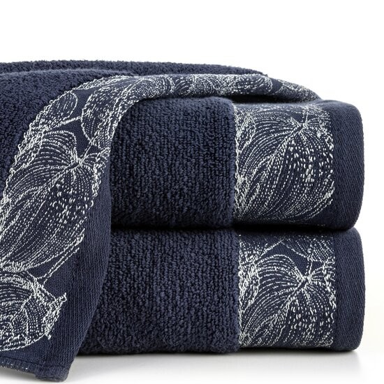 UterákvmodrejfarbeAGISsdecentnýmstriebornýmvzorom