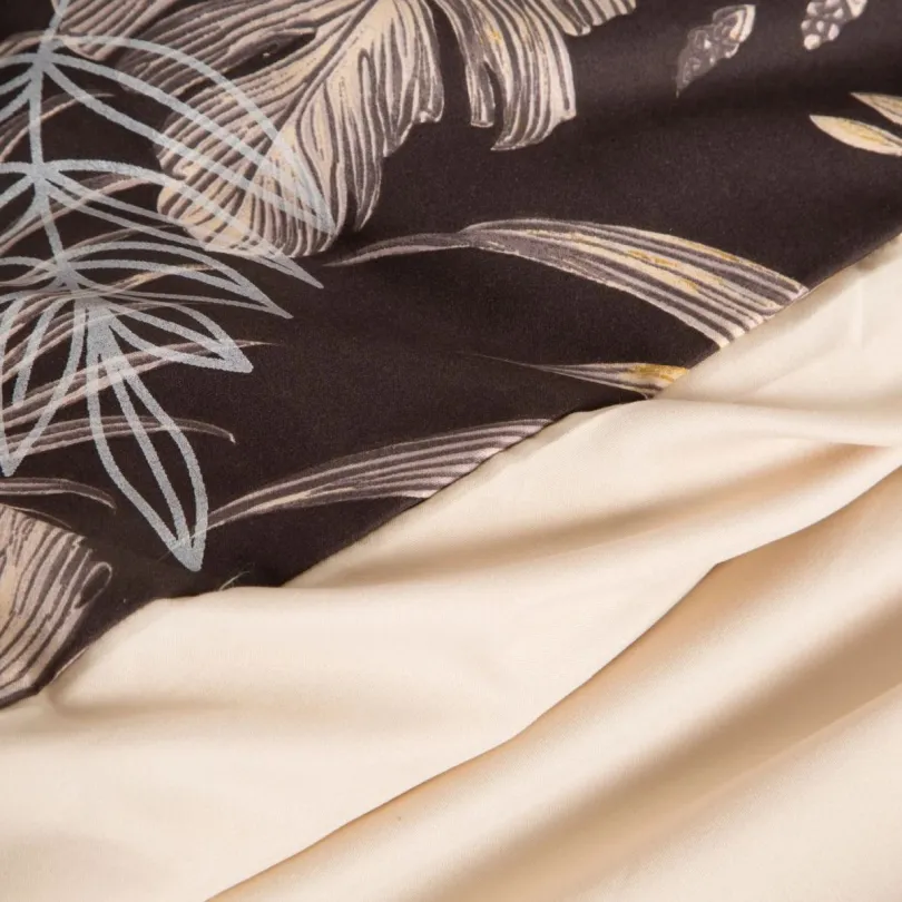 Lenjerie de pat din microfibră cu model de frunze tropicale – maro Lățime: 160 cm | Lungime: 200 cm