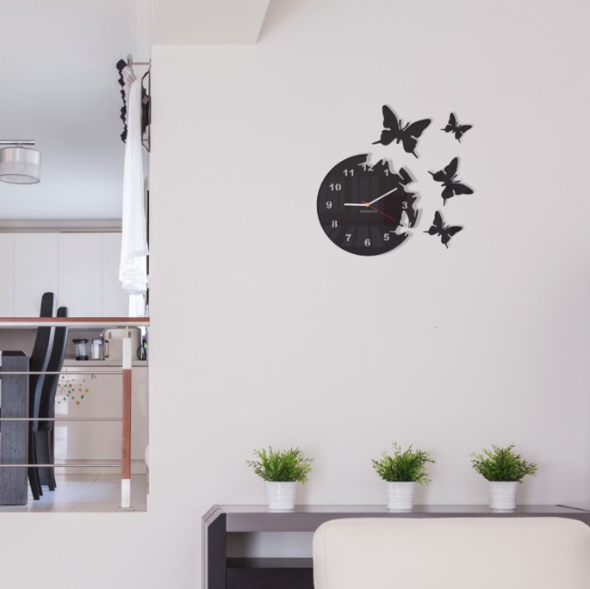 Nalepovací hodiny na zeď s motivem motýlů Stříbrná