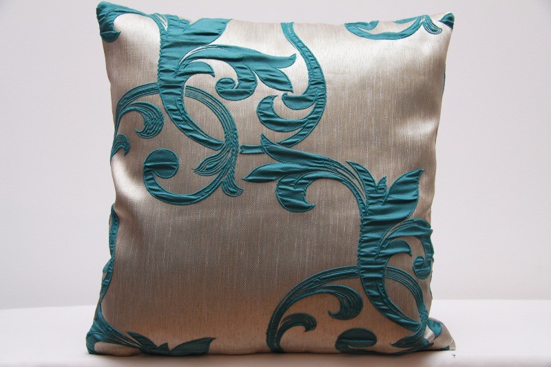 Dekoratív párnahuzat türkiz színű motívummal 45x45 cm