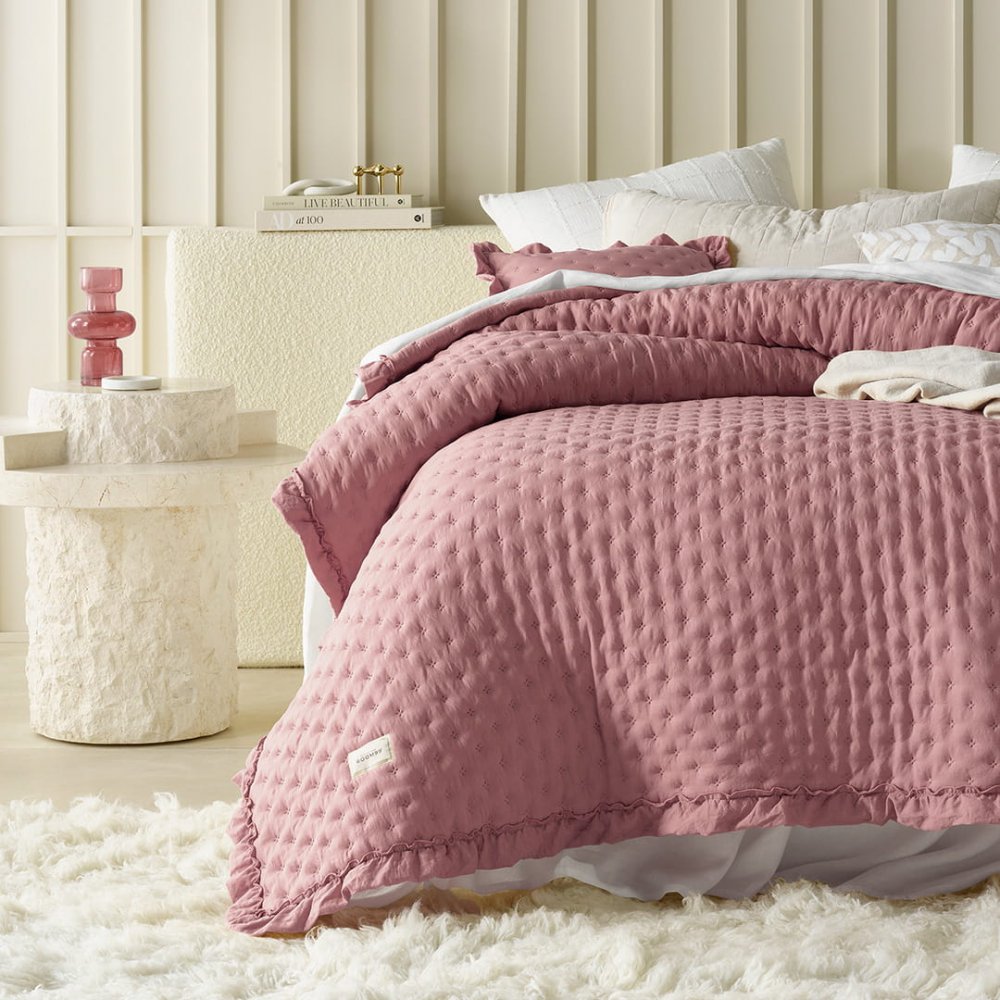Rózsaszín ágytakaró Molly fodorral 240 x 260 cm