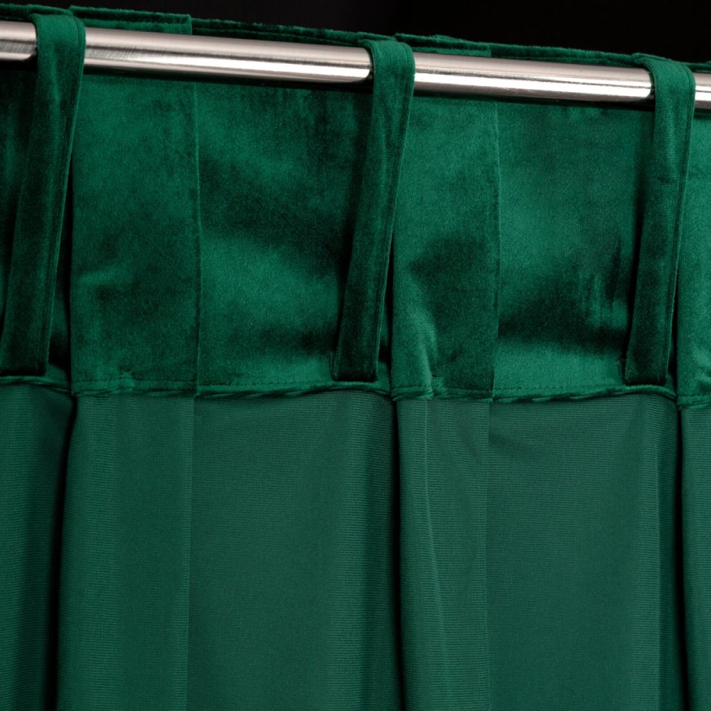 ZelenýzamatovýzávessozdobnýmprešívanímagombíkmivhornejčastiŠírka:80cm|Dĺžka:250cm