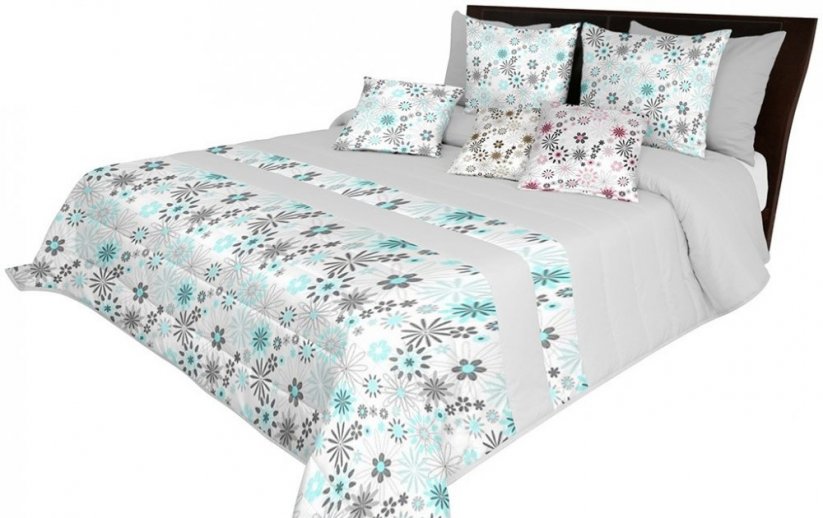 Jednoduchý prešívaný prehoz na posteľ v svetlo sivej farbe s motívom tyrkysových kvetov