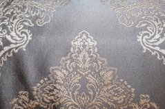 Luxusný prehoz na posteľ barokového designu v zlato sivej farbe