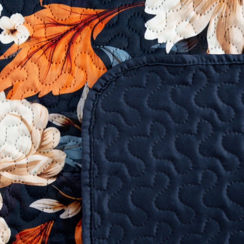 Prešívaný prehoz v námornícko-modrej farbe s kvetinovým vzorom pivoniek