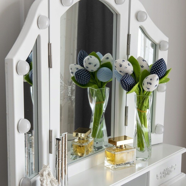 Moderný toaletný stolík s LED osvetlením v bielej farbe