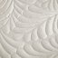 Moderan kremasto bijeli jednobojni prekrivač s motivom lišća