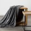 Hrubá deka v šedé barvě s moderním vzorem - Rozměr: Šířka: 150 cm | Délka: 200 cm