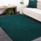 Moderní jednobarevný koberec shaggy tmavě zelené barvy