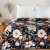 Copriletto trapuntato in blu navy con motivo floreale di peonie