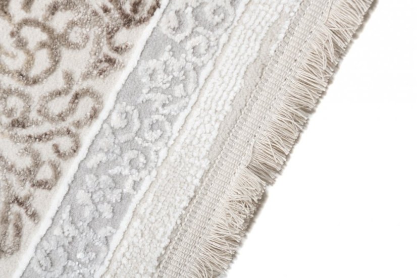 Jemný krémový koberec s ornamentami