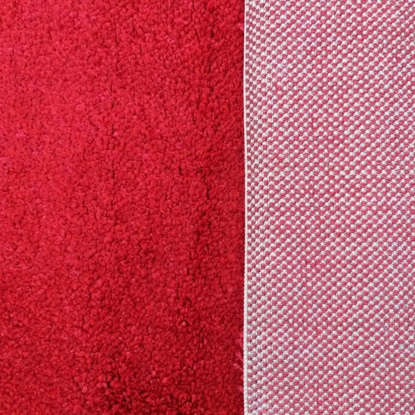 Moderní červený huňatý koberec