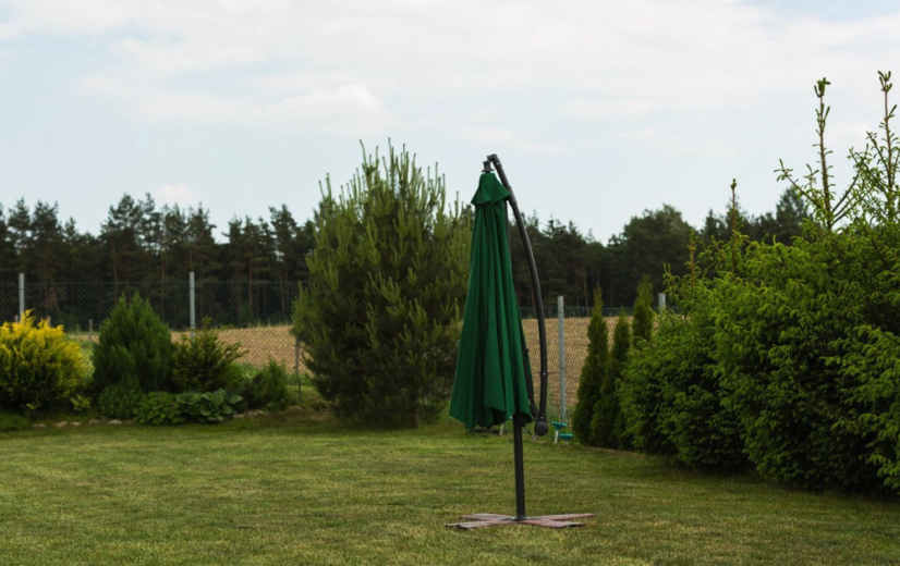 Veľký záhradný slnečník so stojanom zelenej farby