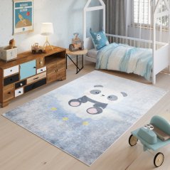 Kinderteppich mit einem niedlichen Panda auf einer Wolke