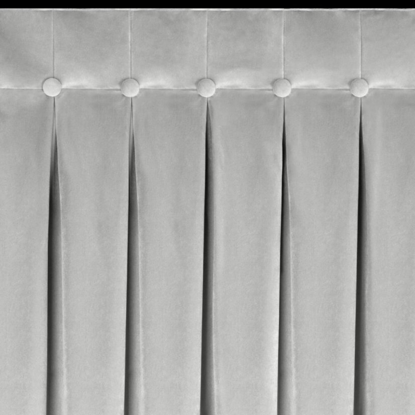 Šedý sametový závěs s ozdobným prošíváním a knoflíky v horní části