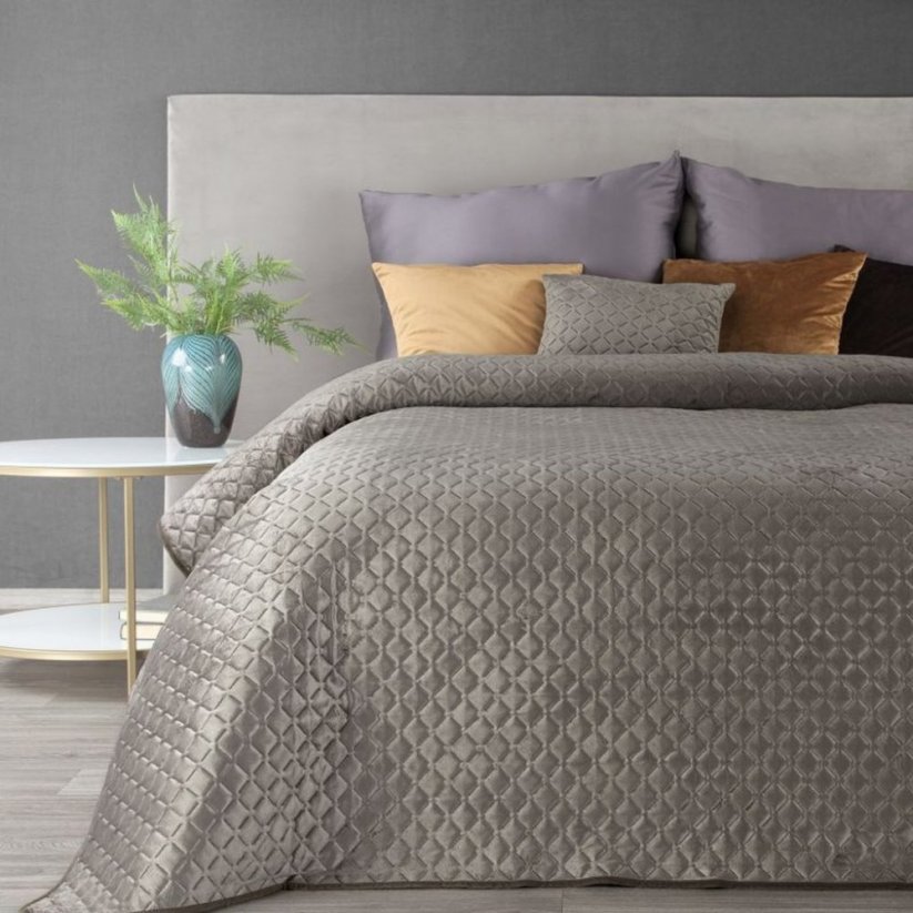 Cuvertură de pat elegantă din catifea pe un pat bej