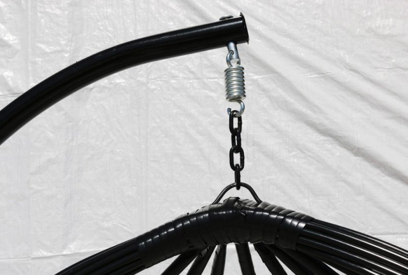 Štýlové závesné kreslo čiernej farby s rôznymi vankúšmi