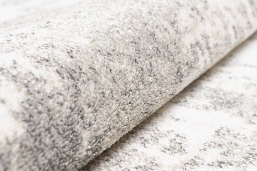 Дизайнерски килим с абстрактна шарка в кремаво