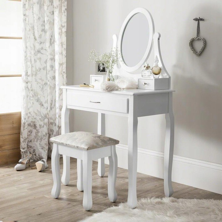 Toaletný stolík s veľkou zásuvkou