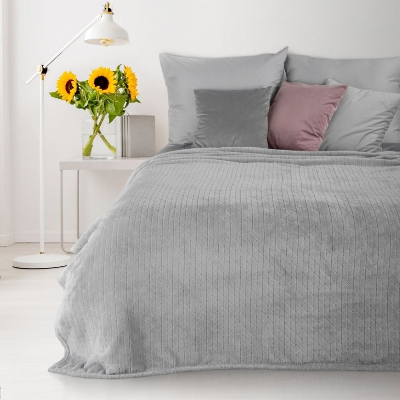 Originálna svetlo sivá deka s geometrickým vzorom 150 x 200 cm 