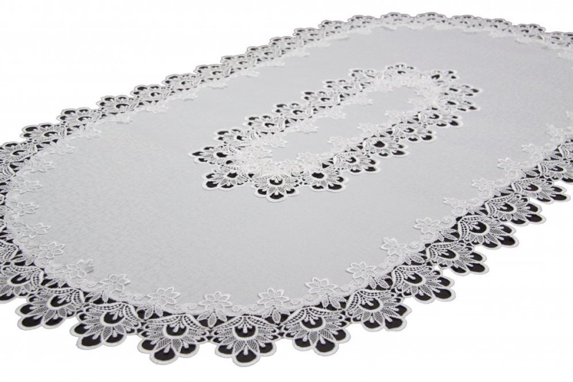 Ovális fehér terítő csipkével díszítve