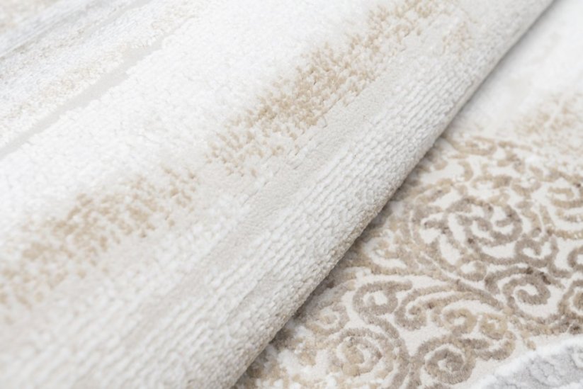 Изящен кремав килим с орнаменти