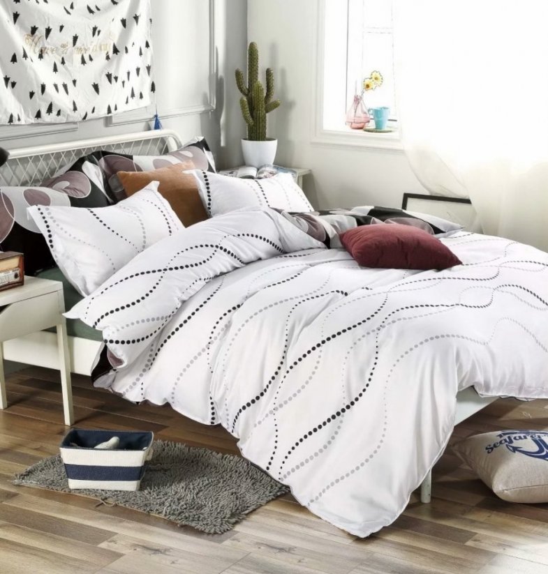 Lenjerie de pat albă de calitate, cu un model la modă