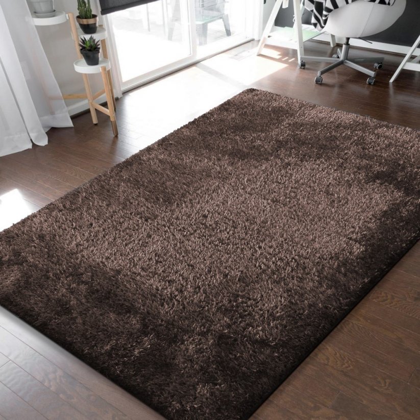 Hnedý chlpatý koberec s dlhým vlasom