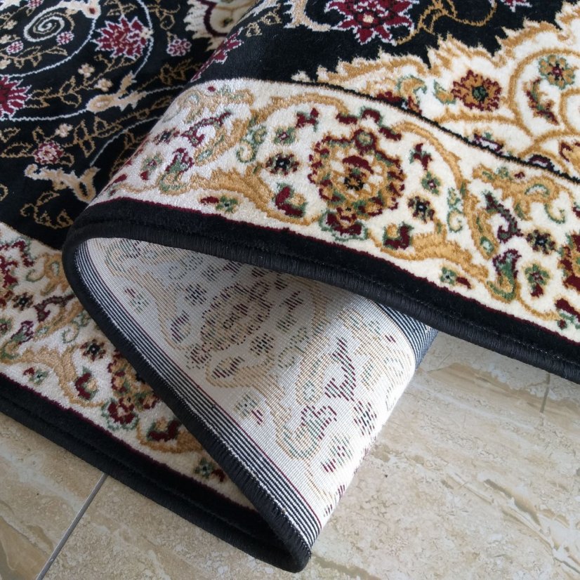 Kvalitný vintage koberec v čiernej farbe