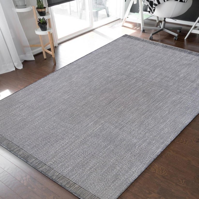 Семпъл и елегантен сив гладък килим за универсална употреба