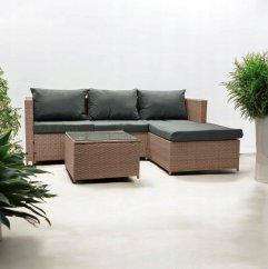 Svetlohnedá ratanová súprava so stolíkom a sivými vankúšmi