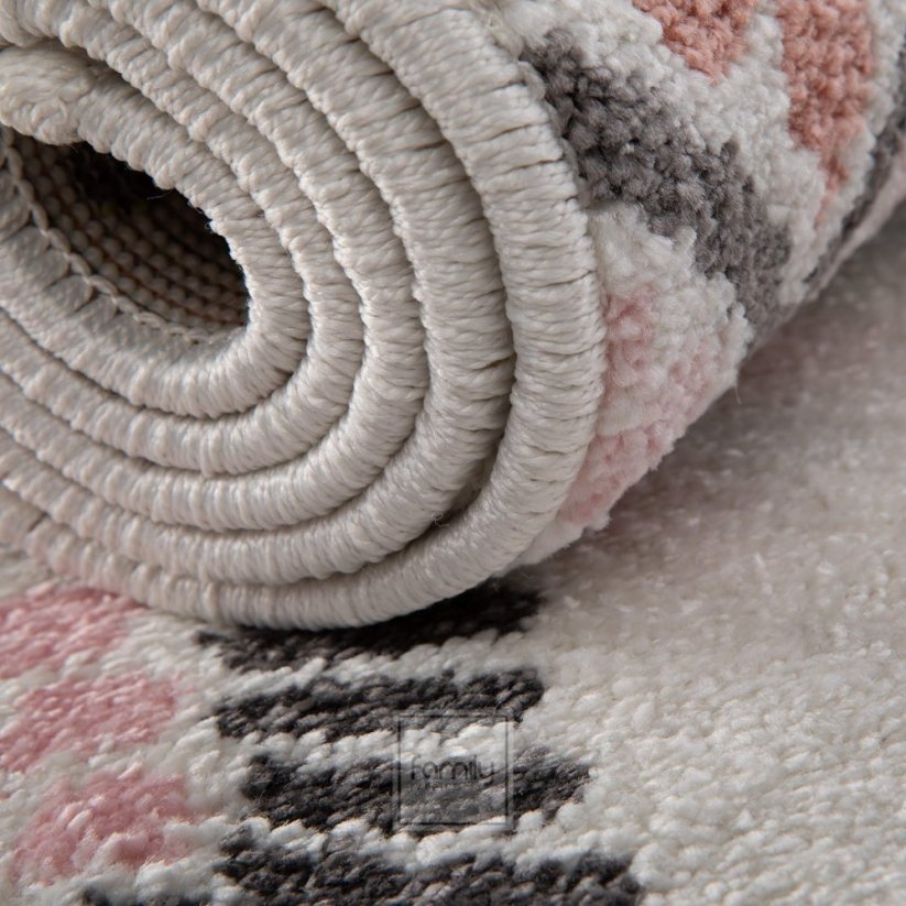 Модерен килим за всекидневна с оригинален десен
