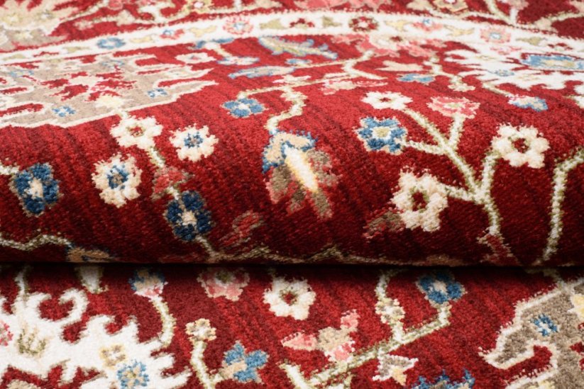 Červený kulatý koberec ve vintage stylu