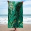 Plážová osuška se zeleným abstraktním vzorem
