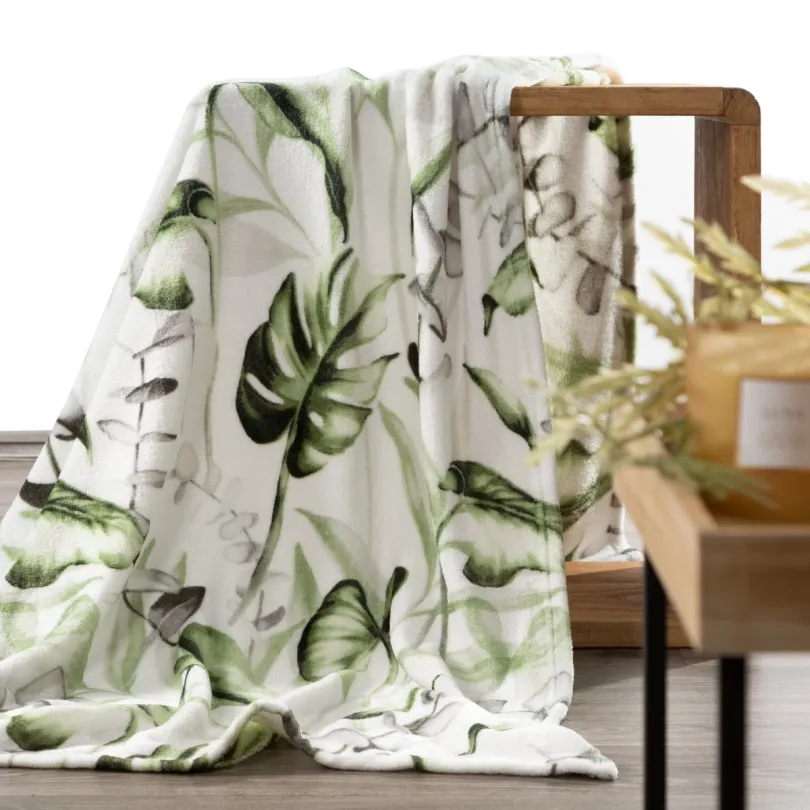 Plyšová deka biela s motívom zelených listov monstery