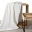 Beige, dekorative Decke aus samtweichem Stoff