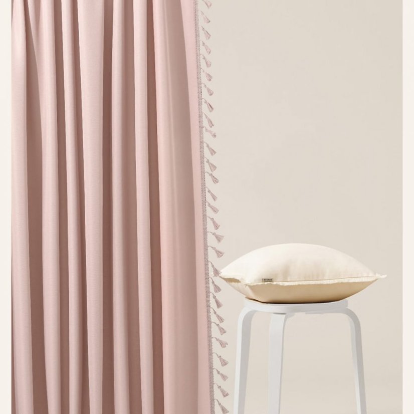 Púdrovo ružový záves Lara na strieborné kruhy so strapcami 140 x 260 cm