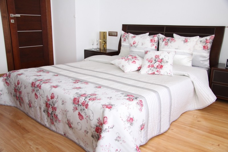 Cuvertură de pat albă cu un model de trandafir