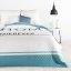 Bílý prošívaný přehoz na postel s barevným potiskem