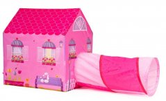 Cort în designul unei frumoase case roz cu un tunel