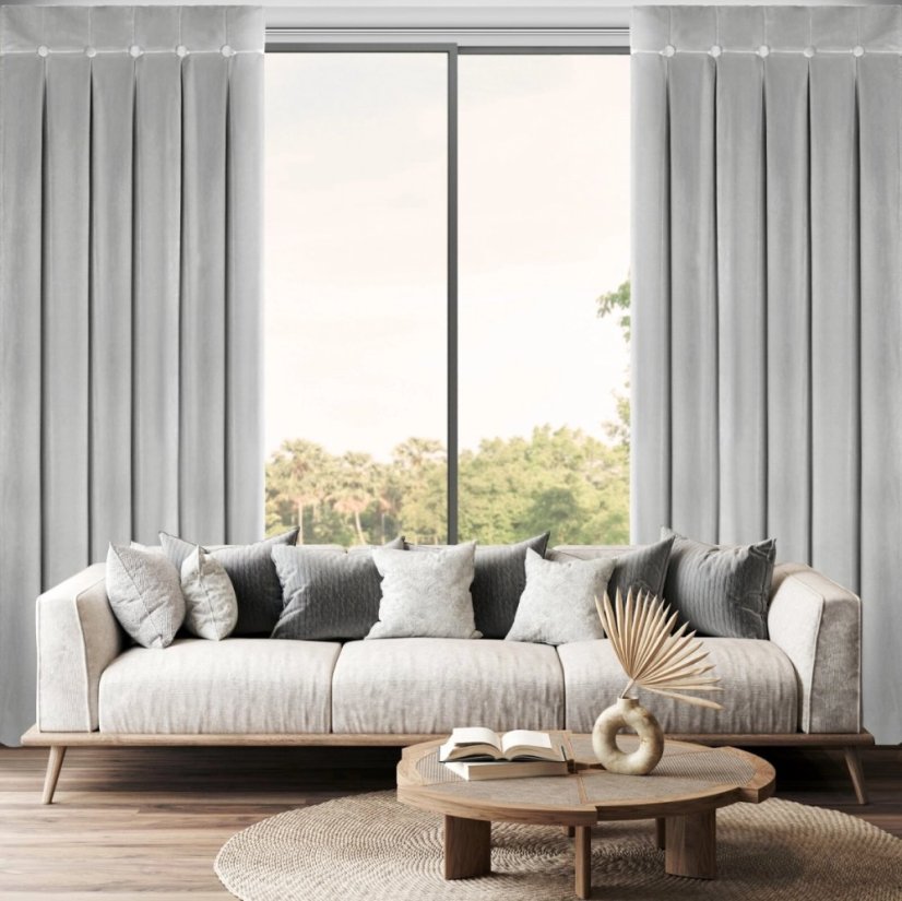 Šedý sametový závěs s ozdobným prošíváním a knoflíky v horní části