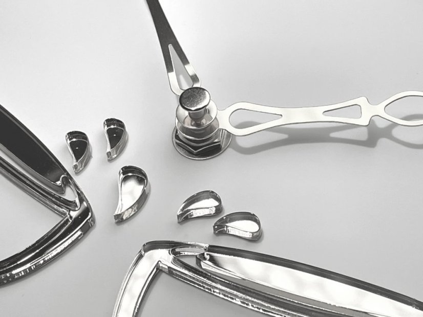 Kuchynské nástenné hodiny so striebornými šálkami - biele