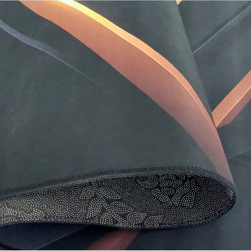 Covor negru cu model auriu