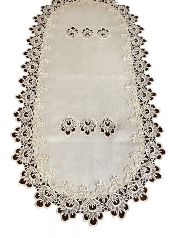 Ovális krémszínű terítő csipkével díszítve
